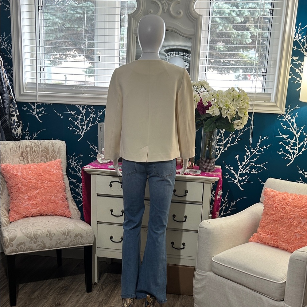 ELEGANT, Women's Cream blazer with gorgeous handmade detailed SWANS in front. - Picture 10 of 14